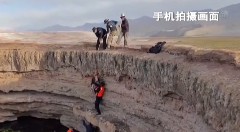 新疆：牦牛被困火山口 边境民警紧急救援