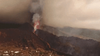 西班牙：拉帕尔马岛火山持续喷发——火山熔岩流重新活跃 大批民众紧急撤离