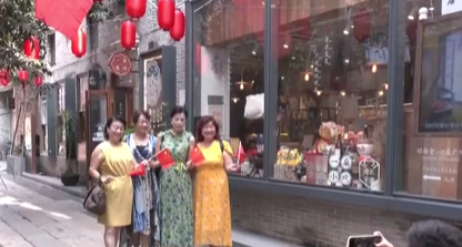 国庆将至 中国各地节日气氛浓：广东处处中国红