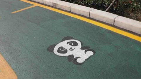 河南许昌：“熊猫车位”亮相 缓解接送学生难题