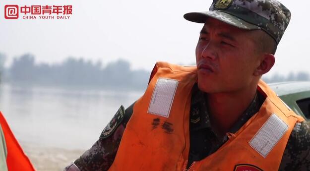 洪水围村撤离前 再送他半箱方便面