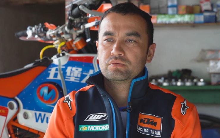 领奖台上，他高举五星红旗，跳起新疆舞！