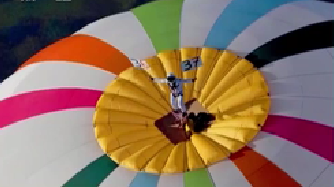 法国一男子站热气球顶飞行 高度超4000米