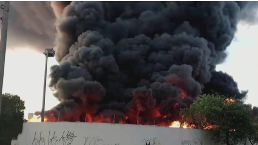 巴西一公交车车库起火 至少35辆车被毁