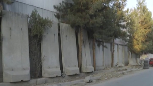 阿富汗：喀布尔大量防爆墙和路障被拆 民众欢迎