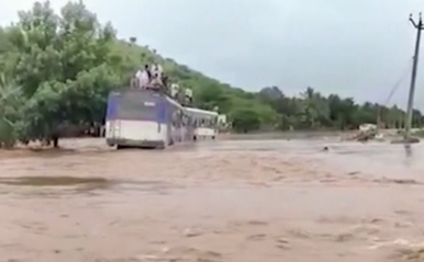 印度暴雨公路成河 超百人失踪