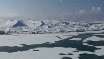 新疆：罕见！塔克拉玛干沙漠降雪 “沙海”变“雪海”