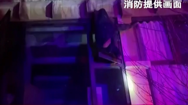 安徽淮南：老人跌落倒挂居民楼 消防人员紧急救援