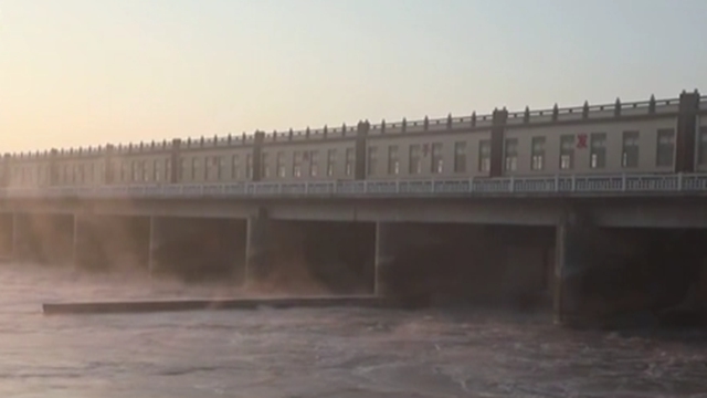 内蒙古：黄河三盛公再现“水煮黄河”美景