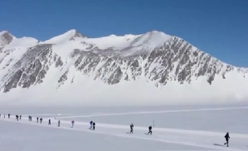 挑战寒冷 南极冰上马拉松精彩落幕