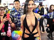 干露露着真空装亮相车展 秒杀闪光灯