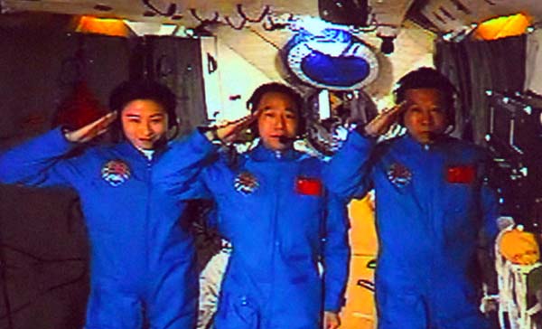 航天员与地面进行天地通话