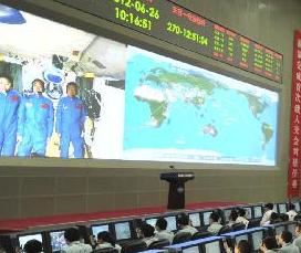 胡锦涛与神舟九号航天员亲切通话