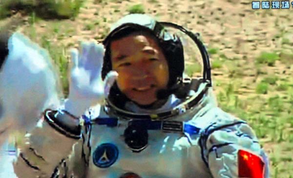 神舟九号航天员出舱