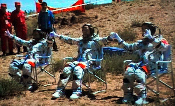 三位航天员出舱后挥手致意