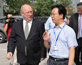 亨克&middot;库尔一行参观新华网产业园区