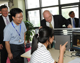 亨克&middot;库尔与新华网编辑进行交流