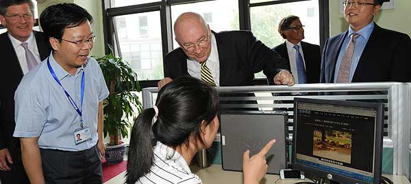 亨克&middot;库尔与新华网编辑进行交流