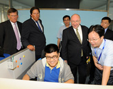 亨克&middot;库尔一行参观新华网工作区