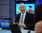 亨克&middot;库尔在回答主持人的问题