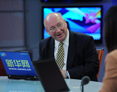 亨克&middot;库尔与主持人交谈