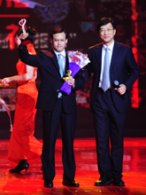 北航校长怀进鹏为英雄颁奖