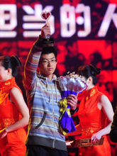 徐砺寒的父亲徐海明为徐砺寒颁奖