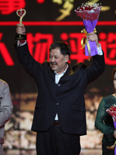 郭明义为&ldquo;私车公用大叔&rdquo;艾尼瓦尔颁奖