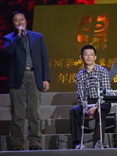 周春光先生为&ldquo;中国版霍金&rdquo;王甦菁颁奖