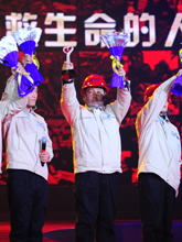 旭日阳刚为暴雨救人民工群体代表颁奖