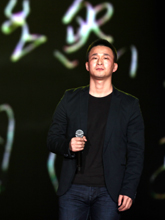 旭日阳刚演唱《坚强的信仰》