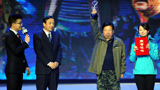 郝远为2013年度人物&ldquo;沙漠渔夫&rdquo;何延忠颁奖