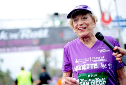 91岁患癌老太跑马拉松 跑7小时破纪录
