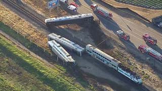 美国南加州轻轨撞货车至少30人伤