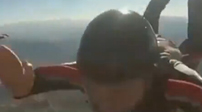 南非：跳伞头盔脱落 拍到半空骤降画面