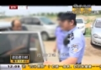 实拍女子在地铁站外割腕 丈夫：她出轨