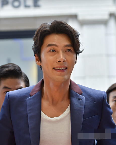 玄彬现身为品牌站台 绅士帅气酒窝迷人【组图】