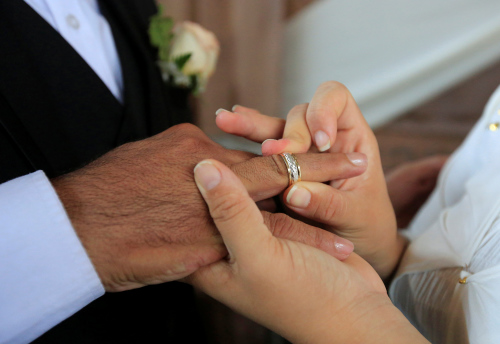 错爱！22岁男子与42岁岳母相恋结婚2月后离婚