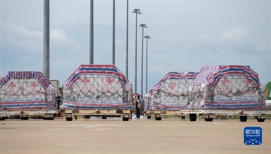 （国际疫情）（2）中国政府援助老挝第六批新冠疫苗抵达万象