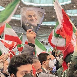 微信分享图 (国际·图文互动)(1)通讯:这记伤痕难以结痂——伊朗高级将领苏莱曼尼遭美军空袭身亡两周年