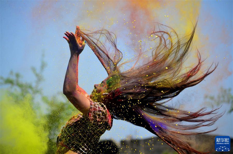 （国际&middot;一周看天下）印度：多彩洒红节 