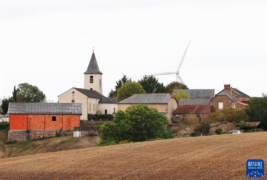 （国际·图文互动）（1）通讯：中国企业运营的风电场成为法国小镇旅游地标