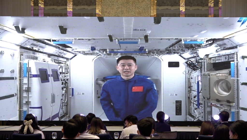 全球连线 | 中国航天员点亮东盟青少年“航天梦”