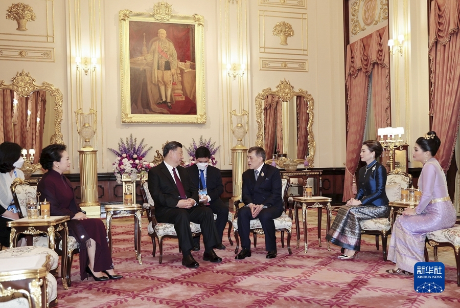 习近平和彭丽媛会见泰国国王哇集拉隆功和王后素提达(图1)