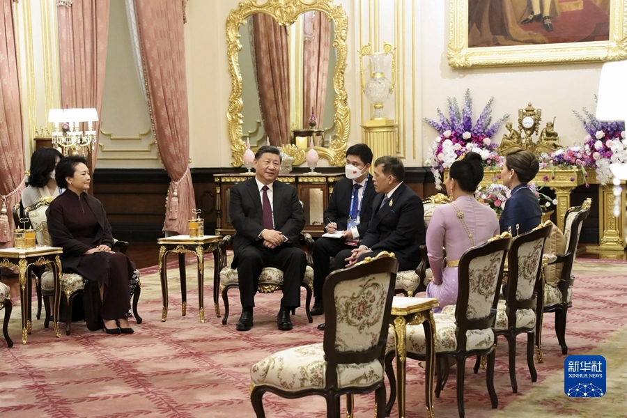 习近平和彭丽媛会见泰国国王哇集拉隆功和王后素提达(图2)