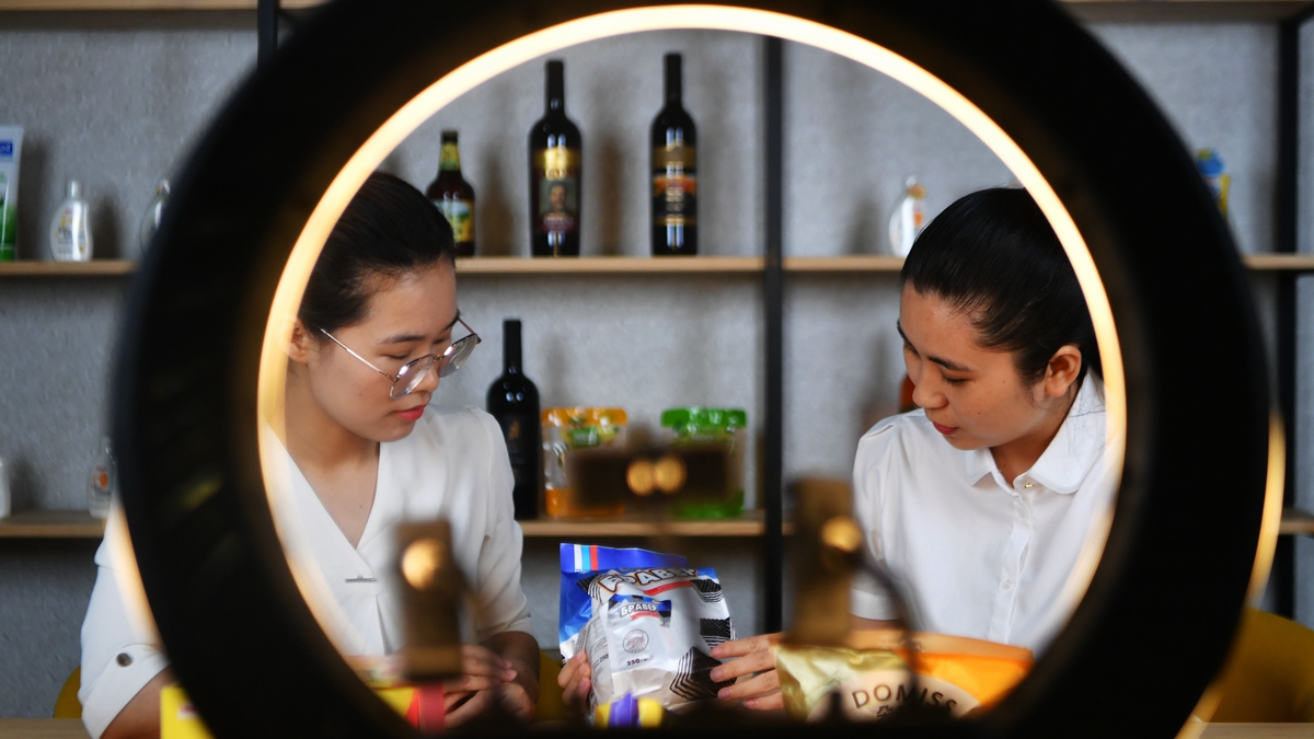 走进厦门跨境电商产业园内的金砖国家商品服务中心