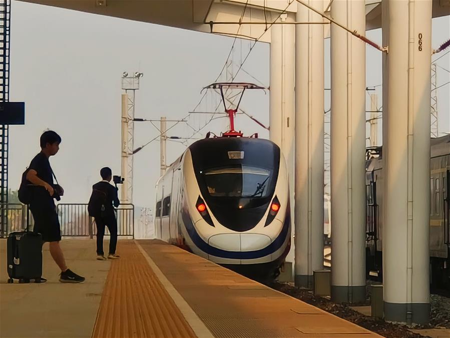 （新华全媒头条&middot;图文互动）（7）一路飞架跨山河&mdash;&mdash;写在中老铁路国际旅客列车开行首日