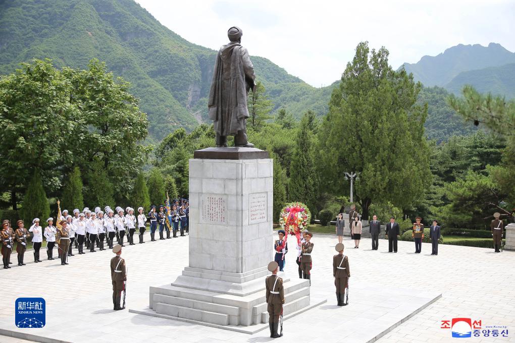 金正恩参谒中国人民志愿军烈士陵园(图1)