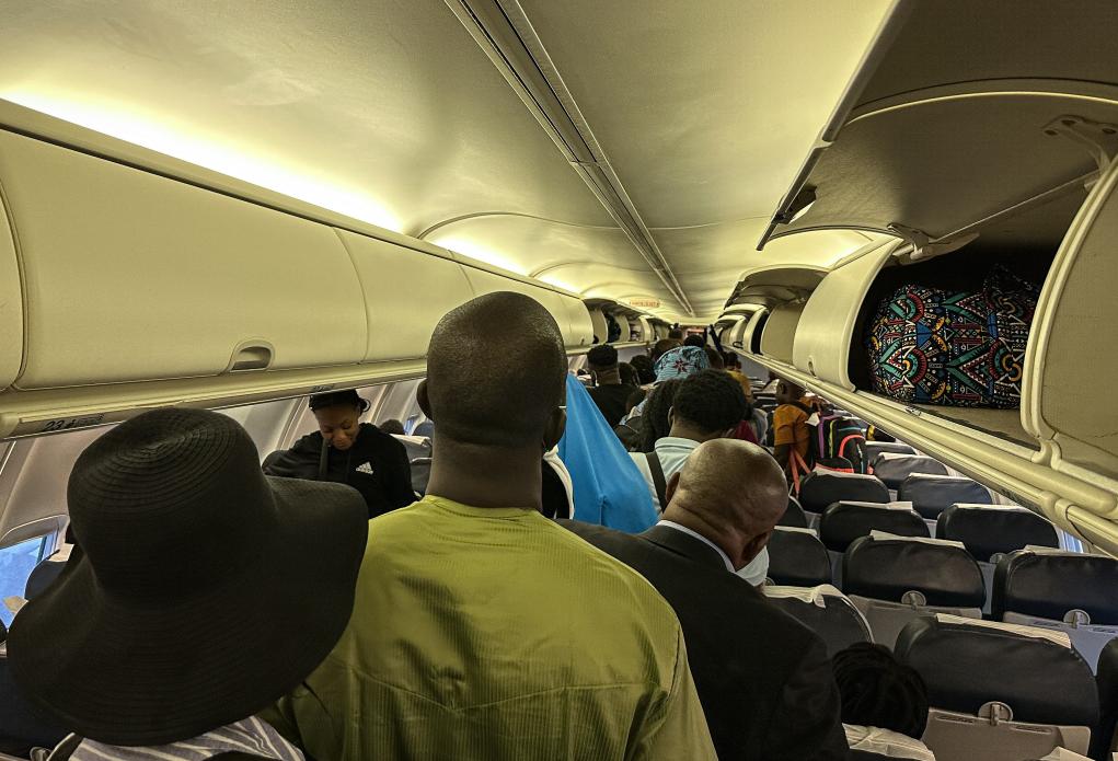 政局剧烈动荡后,新华社记者抵达加蓬见闻