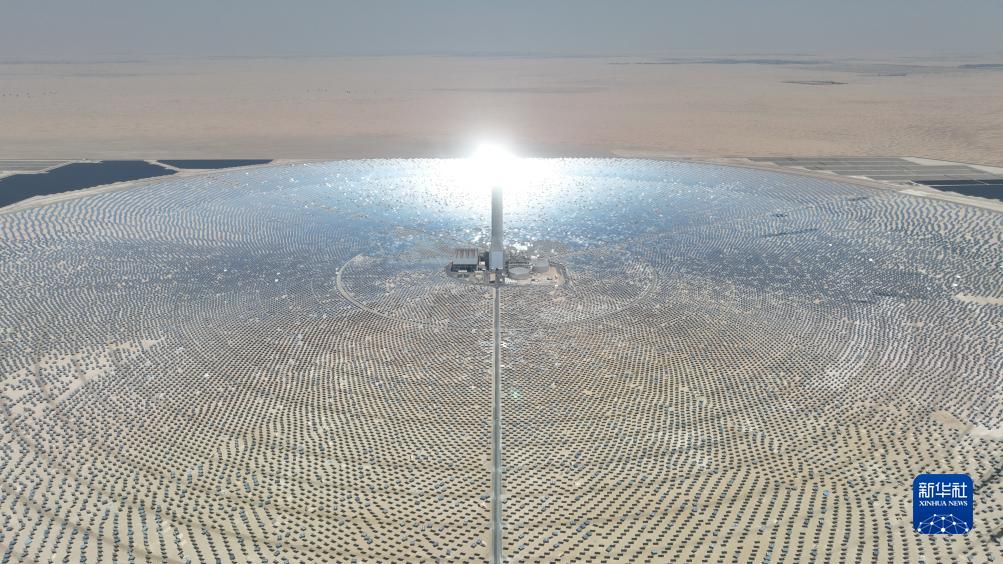 俯瞰上海电气迪拜光热光伏复合项目